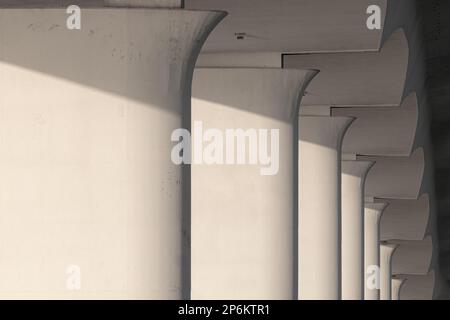 Immagine nel tardo pomeriggio sotto il Ringling Bridge a Sarasota, Florida. Foto Stock