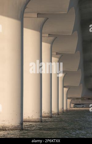 Immagine nel tardo pomeriggio sotto il Ringling Bridge a Sarasota, Florida. Foto Stock