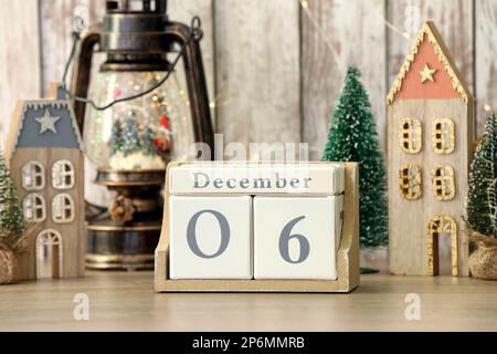 San Nicola giorno. Calendario blocco con data 06 dicembre e festive decorazione su tavolo di legno Foto Stock