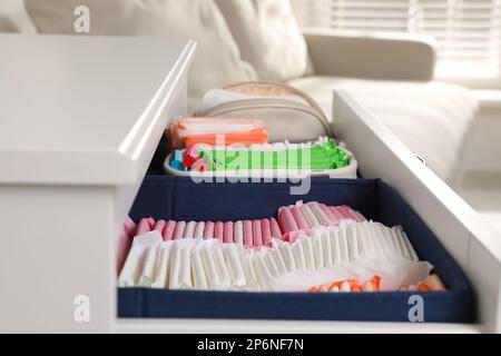 Cassetto armadio aperto con tamponi mestruali e tamponi interni, primo piano Foto Stock