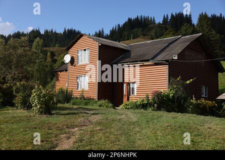 Casa moderna vicino alla foresta nelle giornate di sole Foto Stock