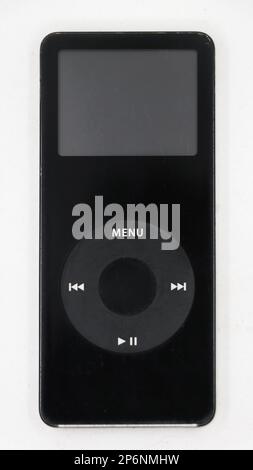 Primo piano di un lettore musicale mp3 vintage nero noto come Apple ipod nano isolato su sfondo bianco Foto Stock