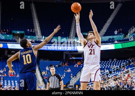 Greensboro, North Carolina, Stati Uniti. 7th Mar, 2023. Virginia Tech Hokies Forward Grant Basile (21) spara su Notre Dame Fighting Irish Guard Marcus Hammond (10) durante il primo round del torneo Men's ACC al Greensboro Coliseum di Greensboro, North Carolina. (Scott Kinser/Cal Sport Media). Credit: csm/Alamy Live News Foto Stock