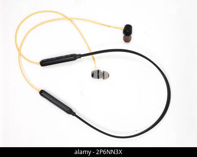 auricolari bluetooth wireless con archetto da collo isolato su sfondo bianco Foto Stock