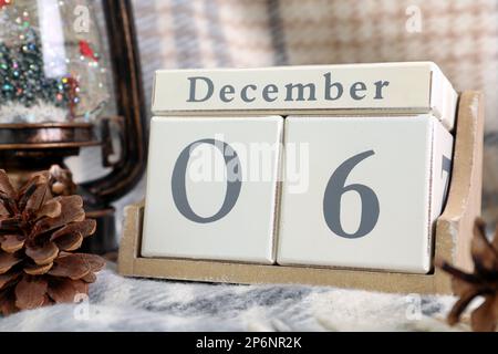 San Nicola giorno. Calendario blocco con data 06 dicembre e festive decorazione su plaid, primo piano Foto Stock