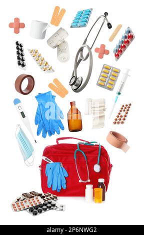 Kit di pronto soccorso. Forniture mediche diverse che cadono su sfondo bianco Foto Stock