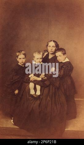 1860 , NAPOLI , ITALIA : la Regina Madre Maria TERESA Asburgo-Lorena Arciduchesse d'AUSTRIA ( Maria TERESA , 1816 - 1867), vedova del re FERDINANDO II il re RE RE DI NAPOLI e DELLE DUE SICILIE di Borbone ( 1810 - 1859 ). Maria Theresia era la sua 2nd moglie , da questo matrimonio sono nati 12 figli . In questa foto con i 3 ultimi figli giovani : (A sinistra) Principessa MARIA LUISA (1855 - 1874) nel 1873 sposò Enrico di Borbone Parma Conte di Bardi , principe GENNARO (1857 - 1867) Conte di Caltagirone e principe PASQUALE (1852 - 1904) Conte di Bari uniti al matrimonio morganatico con Blan Foto Stock