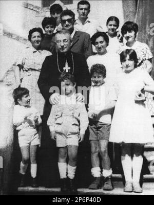 1960 , canale d'Agordo , Belluno , Veneto , ITALIA : il futuro Papa GIOVANNI PAOLO i ( Albino Luciani , 17 ottobre 1912 - ottobre 1978 ) quando fu monsignor visitò la famiglia del fratello EDOARDO LUCIANI ( di lui in questa foto, Con gli occhiali da sole ) e i suoi nove nipoti - RELIGIONE CATTOLICA - RELIGIONE CATTOLICA - ritratto - ritratto - PAPA - Giovanni Paolo i - FAMIGLIA - FAMIGLIA - fratello - nipoti ---- Archivio GBB Foto Stock