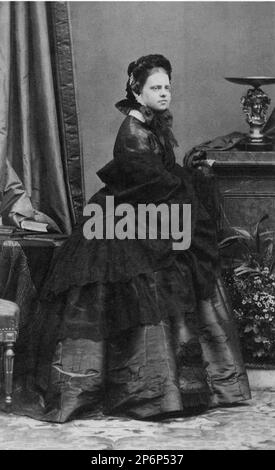 1860 ca. , Parigi , Francia : la principessa CLOTILDE di SAVOIA (1843 - 1911) figlia del re Vittorio Emanuele II e sorella del re Umberto I. Sposato nel 1859 con il principe Napoleone Girolamo BONAPARTE ( 1822 - 1891 ) , dal 1879 pretendente della Corona Imperiale di Francia . Sorella di Amedeo di SAVOIA ( Amedeo Ferdinando Maria , 1845 - 1890 ) Re di Spagna e Maria Pia di savoia Regina del Portogallo . Disderi , Parigi - CASA SAVOIA - ITALIA - REALI - SPAGNA - NOBILTa' ITALIANA - SAVOIA - NOBILTÀ - ROYALTY - STORIA - FOTO STORICHE - cappello - cappello - cappello - scialle - pizzo - raso - raso Foto Stock