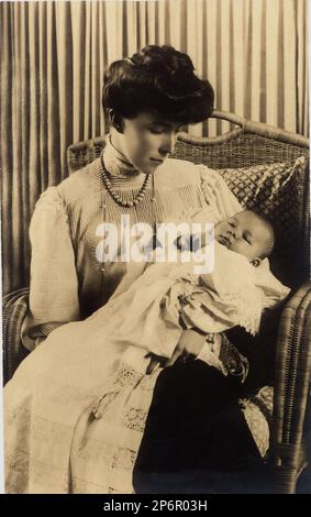 1906 , Bruxelles , Belgio : la Regina ELISABETTA del Belgio ( Duchesse di Baviera , 1876 - 1956 ) , sposata con il re LEOPOLDO III di Belgi SAXE COBURG GOTHA ( 1901 - 1983 ) , in questa foto con il padre MARIA José ( 1906 - 2001 ) Ultima Regina d'Italia SAVOIA - Casa del BRABANTE - BRABANTE - SAVOY - royalty - nobili - nobilta' - BELGIO - ritratto - mamma madre - figlia - BELLE EPOQUE - collana - perle - collana di perle - bijoux - gioielleria - gioielli - Gioielli - pizzo - pizzo - baby - chignon - corallo - corallo ---- Archivio GBB Foto Stock