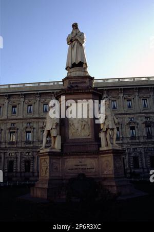 Milano , ITALIA : il genio italiano LEONARDO da VINCI ( 1452 - 1519 ) monumento a Piazza della Scala , proprio di fronte a Palazzo Marino e al Teatro alla Scala . - ITALIA - statua - statua - monumento - MILANO - GEOGRAFIA - GEOGRAFIA - ARTE - ARTI VISIVE - ARTI VISIVE - PITTORE - inventore - inventore --- Foto di Giovanbattista BRAMBILLA --- ARCHIVIO GBB Foto Stock