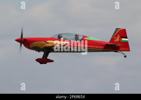 RJF01, un aeromobile Extra EA.330LX del team di esposizione aerobatica Royal Jordanian Falcons, al loro arrivo per il Royal International Air Tattoo 2022 tenutosi a RAF Fairford in Gloucestershire, Inghilterra. Il team è un po' insolito in quanto è congiunto militare e civile, con l'aeromobile di proprietà e manutenzione della Royal Jordanian Airlines, ma pilotato dal personale dell'aeronautica reale Jordanian. Foto Stock