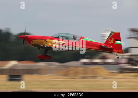 RJF03, un aeromobile Extra EA.330LX del team di esposizione aerobatica Royal Jordanian Falcons, al loro arrivo per il Royal International Air Tattoo 2022 tenutosi a RAF Fairford in Gloucestershire, Inghilterra. Il team è un po' insolito in quanto è congiunto militare e civile, con l'aeromobile di proprietà e manutenzione della Royal Jordanian Airlines, ma pilotato dal personale dell'aeronautica reale Jordanian. Foto Stock