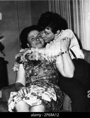 1964 CA , New York , USA : La celebre cantante italiana RITA PAVONE ( Torino 23 agosto 1945 ) Alla televisione ed SULLIVAN MOSTRA backstage con la madre - musica POP - MUSICA leggera - ritratto - ritratto - sorriso - sorriso - bacio - bacio - mamma figlia - musicista - musicista - cantautore - cantante - cantante ------ ARCHIVIO GBB Foto Stock