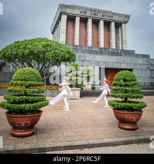 Hanoi, Vietnam, 13 novembre 2022: Cambio di guardia al mausoleo di ho Chi Minh ad Hanoi, Vietnam Foto Stock