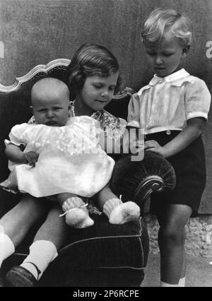 1940 ca, ITALIA : i principi italiani VITTORIO EMANUELE ( 1937 ), MARIA Pia ( 1934 ) e MARIA GABRIELLA ( 1940 ) . Figli d'Italia UMBERTO di SAVOIA principe piemontese ( 1904 - 1983 ) , successivamente re d'Italia UMBERTO II nel maggio 1946 , e MARIA José ( Maria José del Belgio di Brabante ). - ITALIA - CASA SAVOIA - REALI - Nobiltà ITALIANA - SAVOY - NOBILTÀ - ROYALTY - STORIA - FOTO STORICHE - fratelli - fratelli - royalty - nobili - nobiltà - principe reale - ritratto - ritratto - celebrità celebrità quando erano bambini piccoli - celebrita' da bambini bambino da piccoli picco Foto Stock