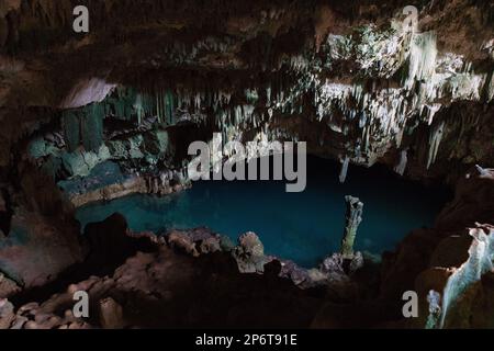 Cupo scatto della grotta calcarea Rangko a Labuan Bajo su Flores con stalattiti dal soffitto e un lago grotta. Foto Stock