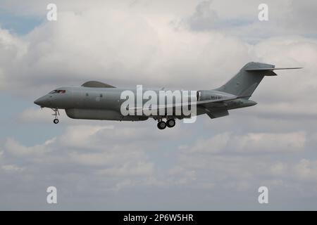 N691BD, un Bombardier Sentinel R1 gestito da Raytheon Aircraft, in arrivo per il Royal International Air Tattoo tenuto a RAF Fairford in Gloucestershire, Inghilterra. L'aereo aveva precedentemente servito con 5 Squadron, Royal Air Force come ZJ691 fino al ritiro del tipo dal servizio nel 2021. Foto Stock