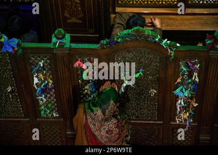 Srinagar, India. 06th Mar, 2023. Donna musulmana offrire preghiere all'interno del santuario durante l'occasione Shab-e Barat nella zona di Charar-e-Shareef nel distretto di Budgam, a sud-ovest di Srinagar. Credit: SOPA Images Limited/Alamy Live News Foto Stock