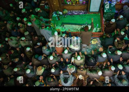 Srinagar, India. 06th Mar, 2023. Gli uomini musulmani offrono preghiere all'interno del santuario durante l'occasione di Shab-e Barat nella zona di Charar-e-Shareef nel distretto di Budgam, a sud-ovest di Srinagar. Credit: SOPA Images Limited/Alamy Live News Foto Stock