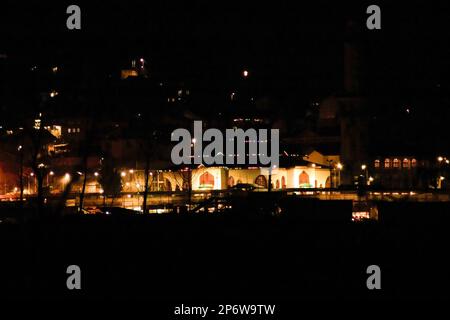 Srinagar, India. 06th Mar, 2023. Una vista generale di notte del santuario durante l'occasione di Shab-e-Barat nella zona di Charar-e-Shareef nel distretto di Budgam, a sud-ovest di Srinagar. Credit: SOPA Images Limited/Alamy Live News Foto Stock