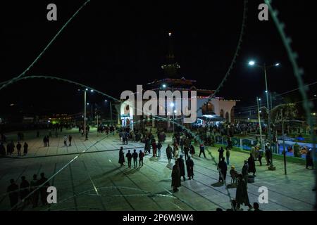 Srinagar, India. 06th Mar, 2023. I musulmani si riuniscono fuori dal santuario per offrire preghiere durante l'occasione di Shab-e Barat nella zona di Charar-e-Shareef nel distretto di Budgam, a sud-ovest di Srinagar. Credit: SOPA Images Limited/Alamy Live News Foto Stock