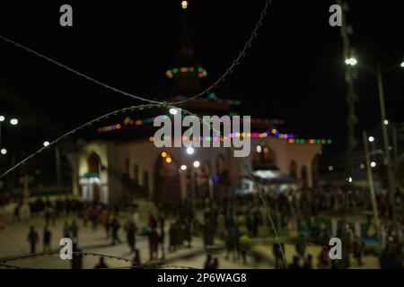 Srinagar, India. 06th Mar, 2023. I musulmani si riuniscono fuori dal santuario per offrire preghiere durante l'occasione di Shab-e Barat nella zona di Charar-e-Shareef nel distretto di Budgam, a sud-ovest di Srinagar. (Foto di Faisal Bashir/SOPA Images/Sipa USA) Credit: Sipa USA/Alamy Live News Foto Stock