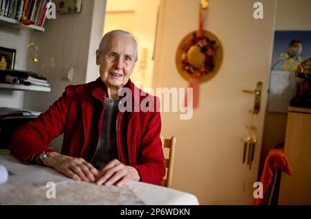 Berlino, Germania. 14th Feb, 2023. Helga Müller siede al suo tavolo da pranzo. Con il motto "giovani e anziani", l'associazione amici degli anziani organizza contatti tra giovani e anziani. Credit: Britta Pedersen/dpa - ATTENZIONE: Solo per uso editoriale in relazione alla segnalazione corrente e solo con la menzione completa di quanto sopra credit/dpa/Alamy Live News Foto Stock