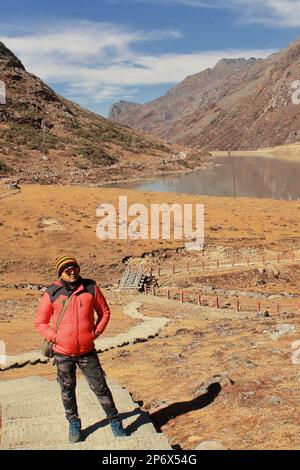 Tawang, Arunachal Pradesh, India - 7th dicembre 2019: Bellissimo sentiero escursionistico attraverso la valle alpina vicino al passo di sela Foto Stock