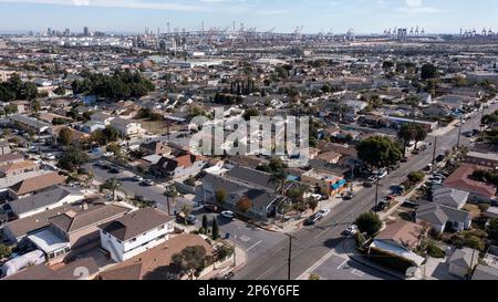 Wilmington, California, Stati Uniti d'America - 25 novembre 2022: Il sole splende su un quartiere e sui porti circostanti del centro di Wilmington. Foto Stock