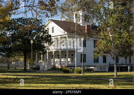 Wilmington, California, USA - 25 novembre 2022: La luce del pomeriggio splende sul museo di Banning, una casa di rinascita greca. Foto Stock