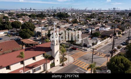 Vista diurna di una chiesa e del quartiere circostante di Wilmington, California, Stati Uniti. Foto Stock