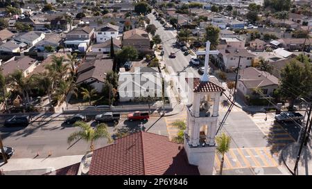 Vista diurna di una chiesa e del quartiere circostante di Wilmington, California, Stati Uniti. Foto Stock