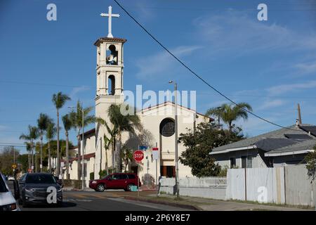 Vista diurna di una chiesa e del quartiere circostante di Wilmington, California, Stati Uniti. Foto Stock