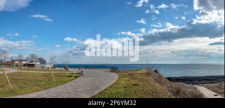 Odessa, Ucraina 18.02.2023. L'argine della spiaggia suburbana di Fontanka sul Mar Nero vicino Odessa, Ucraina, in una giornata invernale di sole Foto Stock