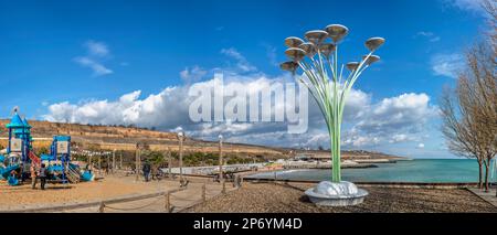 Odessa, Ucraina 18.02.2023. L'argine della spiaggia suburbana di Fontanka sul Mar Nero vicino Odessa, Ucraina, in una giornata invernale di sole Foto Stock
