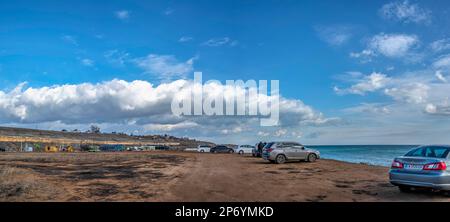 Odessa, Ucraina 18.02.2023. L'argine della spiaggia suburbana di Fontanka sul Mar Nero vicino Odessa, Ucraina, in una giornata invernale di sole Foto Stock