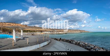 Odessa, Ucraina 18.02.2023. L'argine della spiaggia suburbana di Fontanka sul Mar Nero vicino Odessa, Ucraina, in una giornata invernale di sole Foto Stock
