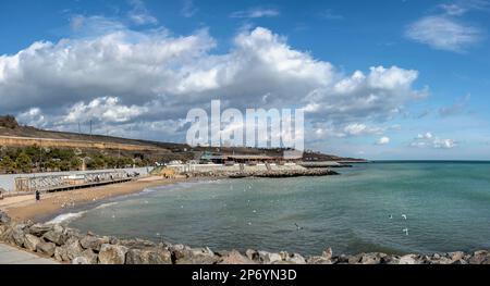 Odessa, Ucraina 18.02.2023. L'argine della spiaggia suburbana di Fontanka sul Mar Nero vicino Odessa, Ucraina, in una giornata invernale di sole Foto Stock