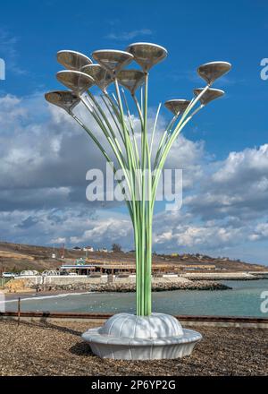 Odessa, Ucraina 18.02.2023. Lampione di strada sotto forma di fiore sulla spiaggia suburbana di Odessa, Ucraina, in una giornata invernale di sole Foto Stock