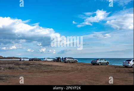 Odessa, Ucraina 18.02.2023. Nuvole bianche nel cielo blu sul mare vicino alla spiaggia suburbana di Odessa, Ucraina, in una giornata invernale soleggiata Foto Stock