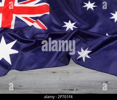 Bandiera Australiana conosciuta ufficialmente come il Commonwealth of Australia con sfondo in legno e spazio copia Foto Stock