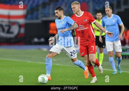 07th marzo 2023; Stadio Olimpico, Roma, Italia: UEFA Conference League, SS Lazio contro AZ Alkmaar; Mattia Zaccagni della SS Lazio, Jens Odgaard AZ Alkmaar Foto Stock