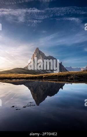 Foto del Monte Ra Gusela che si riflette in uno stagno del Passo Giau, Cortina d'Ampezzo, Italia Foto Stock