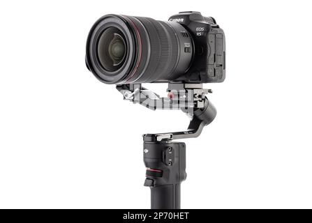 Varna, Bulgaria - 17 febbraio 2023: Canon R5 e DJI Ronin 3 mini è uno stabilizzatore motorizzato a tre assi per fotocamere DSLR o Mirrorless Foto Stock