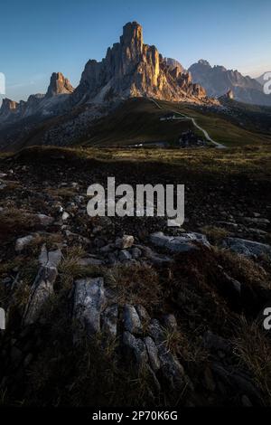 Foto del Monte Ra Gusela all'alba all'inizio dell'autunno, Cortina d'Ampezzo, Italia Foto Stock