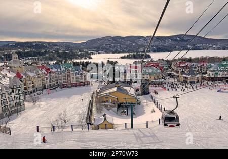 Mont Tremblant villaggio e lago in inverno con funicolari in primo piano, Quebec, Canada Foto Stock