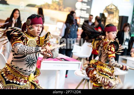 Berlino, Germania. 07th Mar, 2023. Due showmen all'International Tourism Exchange (ITB) con abbigliamento tradizionale di fronte allo stand dalle Filippine. Il paese ospite dell'ITB quest'anno è la Georgia. Credit: Fabian Sommer/dpa/Alamy Live News Foto Stock