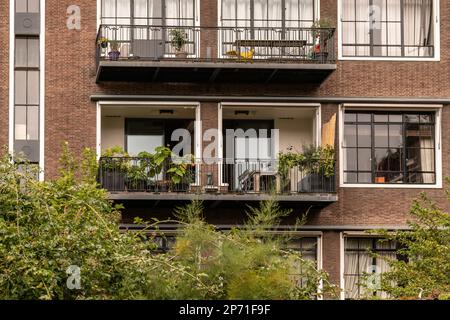 un edificio di appartamenti con balconi e balks al secondo piano, come si vede dagli altri edifici nella foto Foto Stock