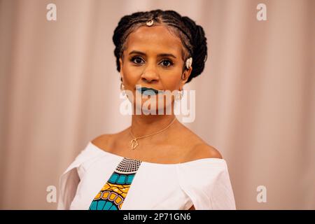 Berlino, Germania. 07th Mar, 2023. Amal Abbbass, imprenditore sociale, si trova alla cerimonia del Berlin Women's Award il giorno prima della Giornata internazionale della donna. Credit: Fabian Sommer/dpa/Alamy Live News Foto Stock